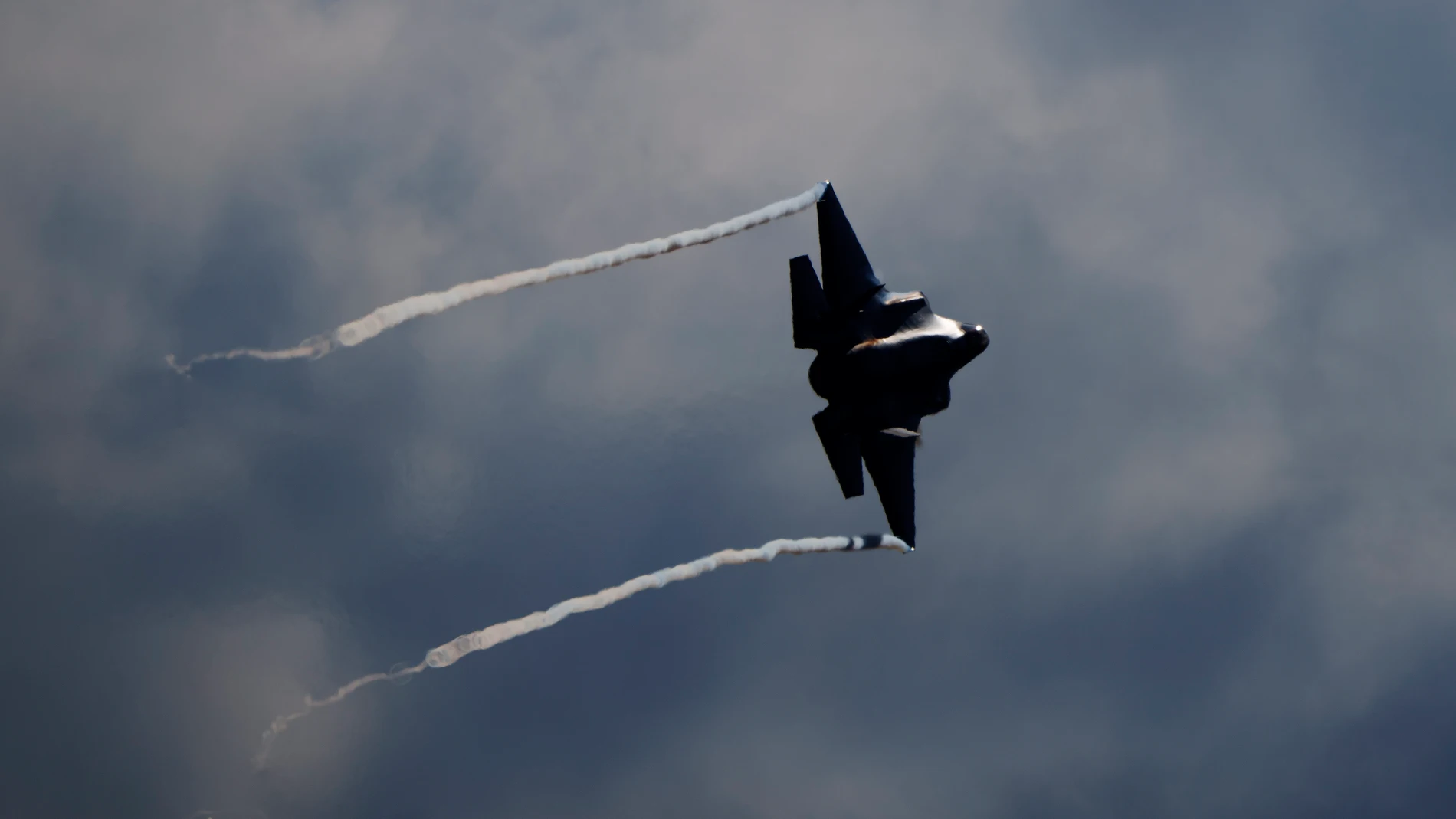 Skrydstrup Afb (Denmark), 10/03/2023.- A USAF in Europe F-35A Lightning II fighter jet produces condensation trails while flying over on the occasion of a visit of five USAF in Europe F-35 fighter jets of the 48th Fighter Wing based at the RAF base Lakenheath in the UK, at the Danish Fighter Wing Airbase Skrydstrup, in Jutland, Denmark, 10 March 2023. The visit is part of preparations for the arrival of F-35 'Lightning' fighter jets for the Danish Air Force scheduled for autumn 2023. (Dinamarca, Estados Unidos) EFE/EPA/Bo Amstrup DENMARK OUT 