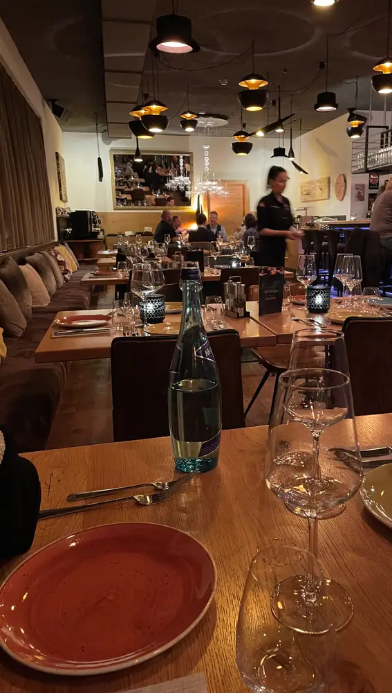 En cada detalle del restaurante Al Fuego se percibe la fuerza indomable y el alma de las montañas