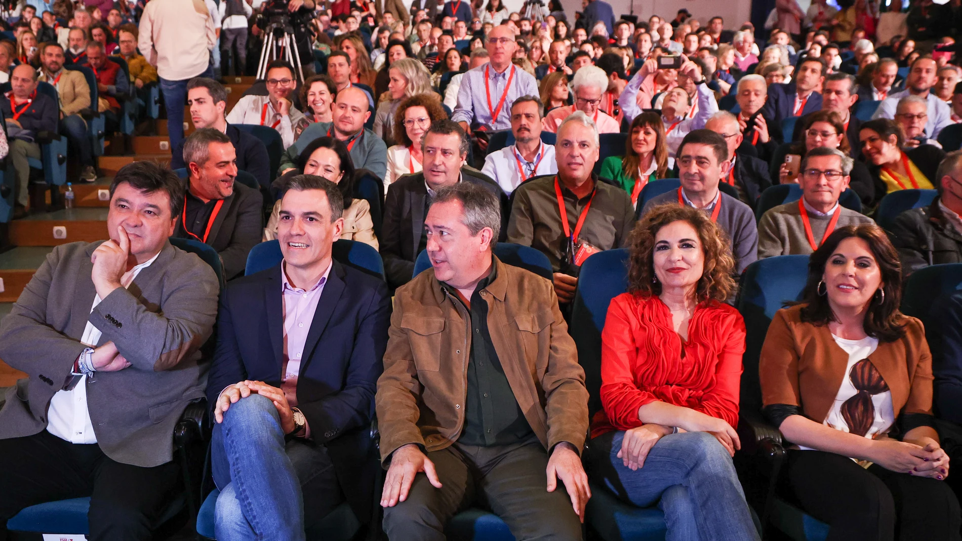 El presidente del Gobierno, Pedro Sánchez, (2i) junto al alcalde de Huelva Gabriel Cruz Santana (i) el secretario general del PSOE de Andalucía y el portavoz del Grupo Parlamentario Socialista, Juan Espadas (3i) y la ministra La ministra de Hacienda y Función Pública, María Jesús Montero (4i) a su llegada al a clausura de la Convención Municipal de Andalucía en el Salón de Actos de la Facultad de Humanidades del Campus de El Carmen, a 11 de marzo de 2023 en Huelva (Andalucía, España). El presidente del Gobierno, Pedro Sánchez, clausura la Convención Municipal de Andalucía, unas jornadas donde se han debatido de las líneas de acción del PSOE-A de cara a las elecciones municipales del próximo mes de mayo. 11 MARZO 2023 Joaquin Corchero / Europa Press 11/03/2023