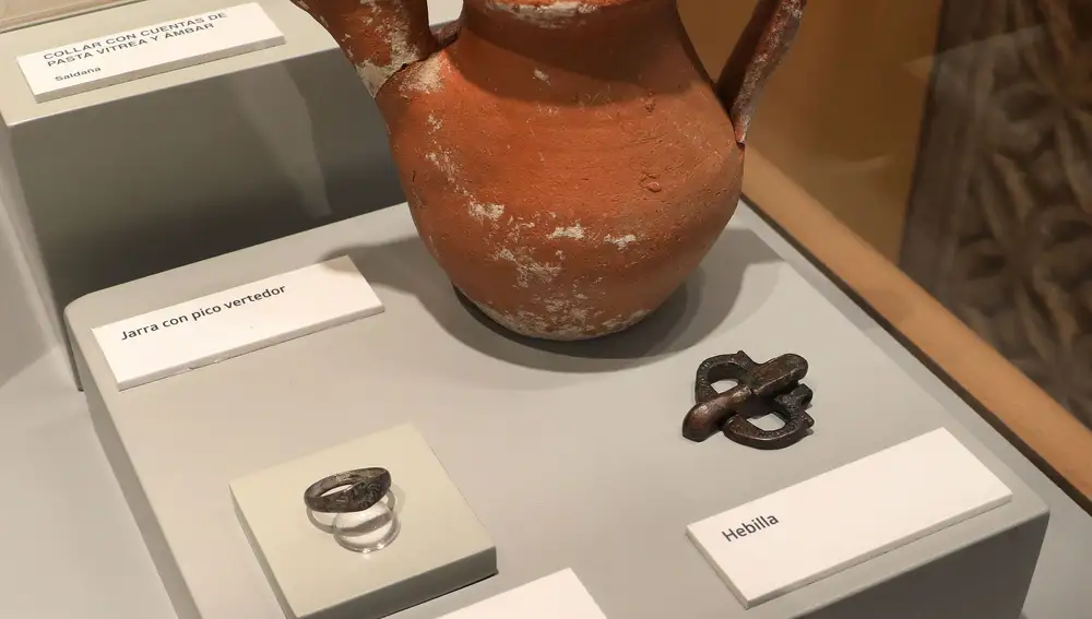 Ajuar funerario visigodo, piezas del yacimiento arqueológico de La Poza en Baltanás (Palencia), en la sala de la cultura visigoda en la provincia