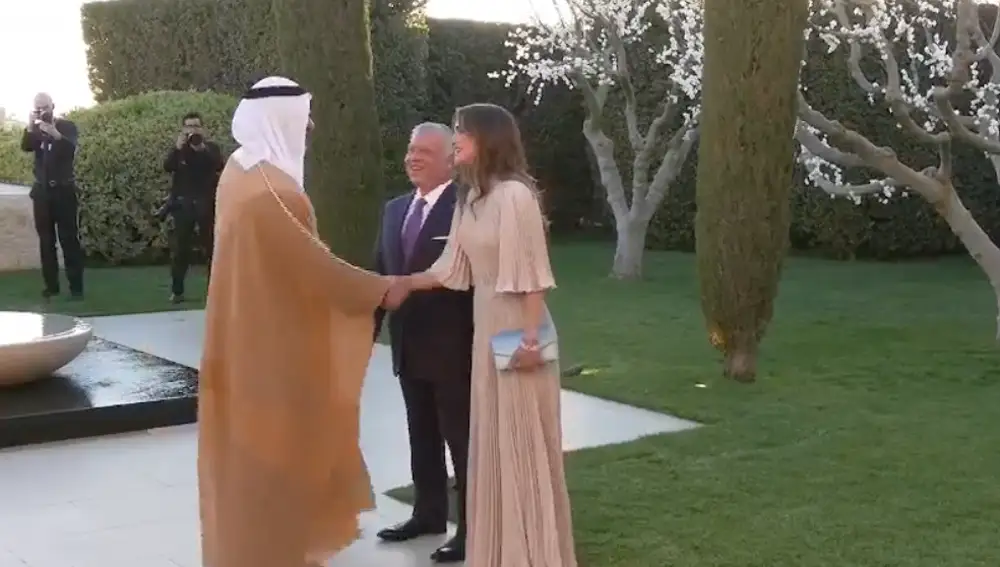 El rey Abdalá II y la reina Rania de Jordania recibiendo a los invitados a la boda