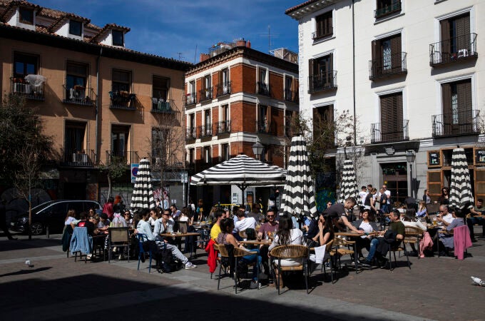 Terrazas de bares y restaurantes de Madrid llenas de gente