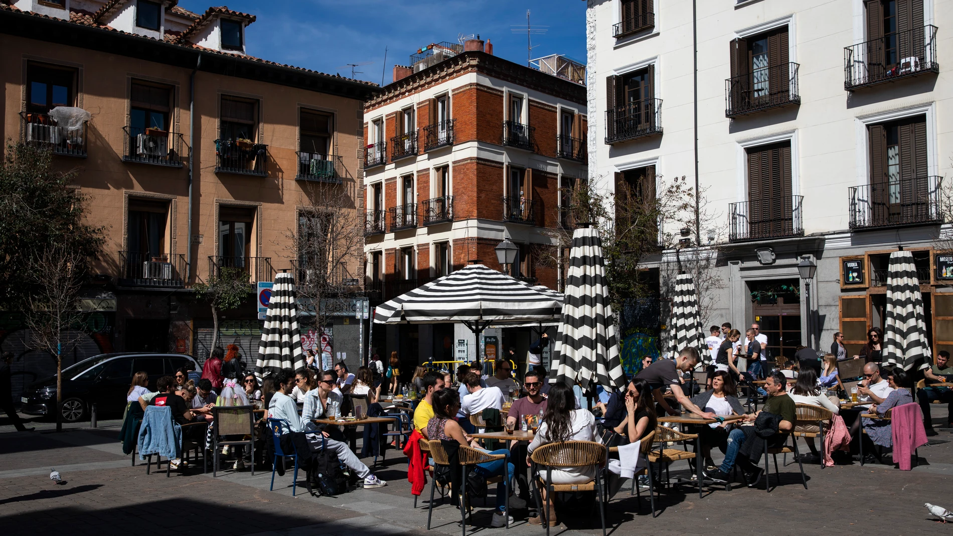 Terrazas de bares y restaurantes de Madrid llenas de gente en el día de temperaturas primaverales en la capital.© Jesús G. Feria.