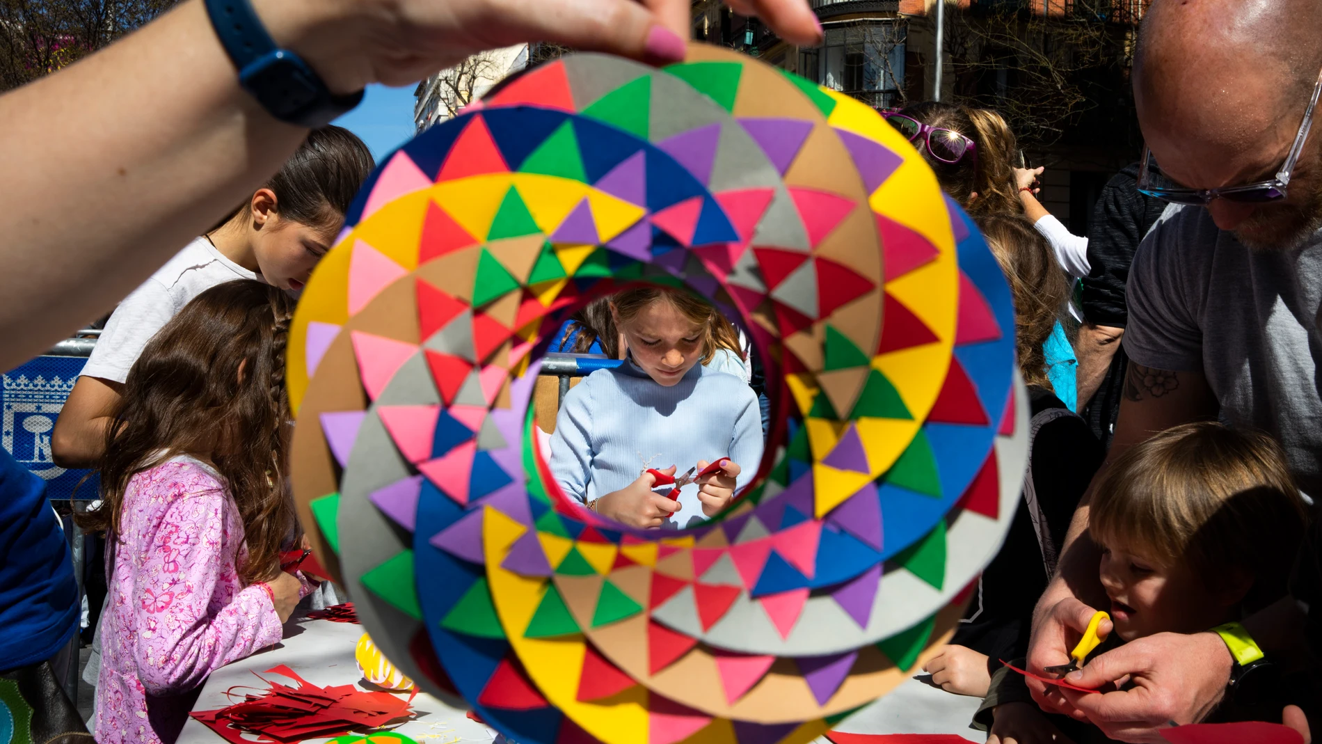 Certamen infantil de "Matemáticas en la calle" en el que participan niños con ejercicios y actividades matemáticas en la calle Fuencarral de Madrid. © Jesús G. Feria.