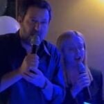 Giorgia Meloni y Matteo Salvini cantan en un karoeke