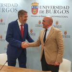 Jesús Julio Carnero con Manuel Pérez Mateos en la firma del convenio