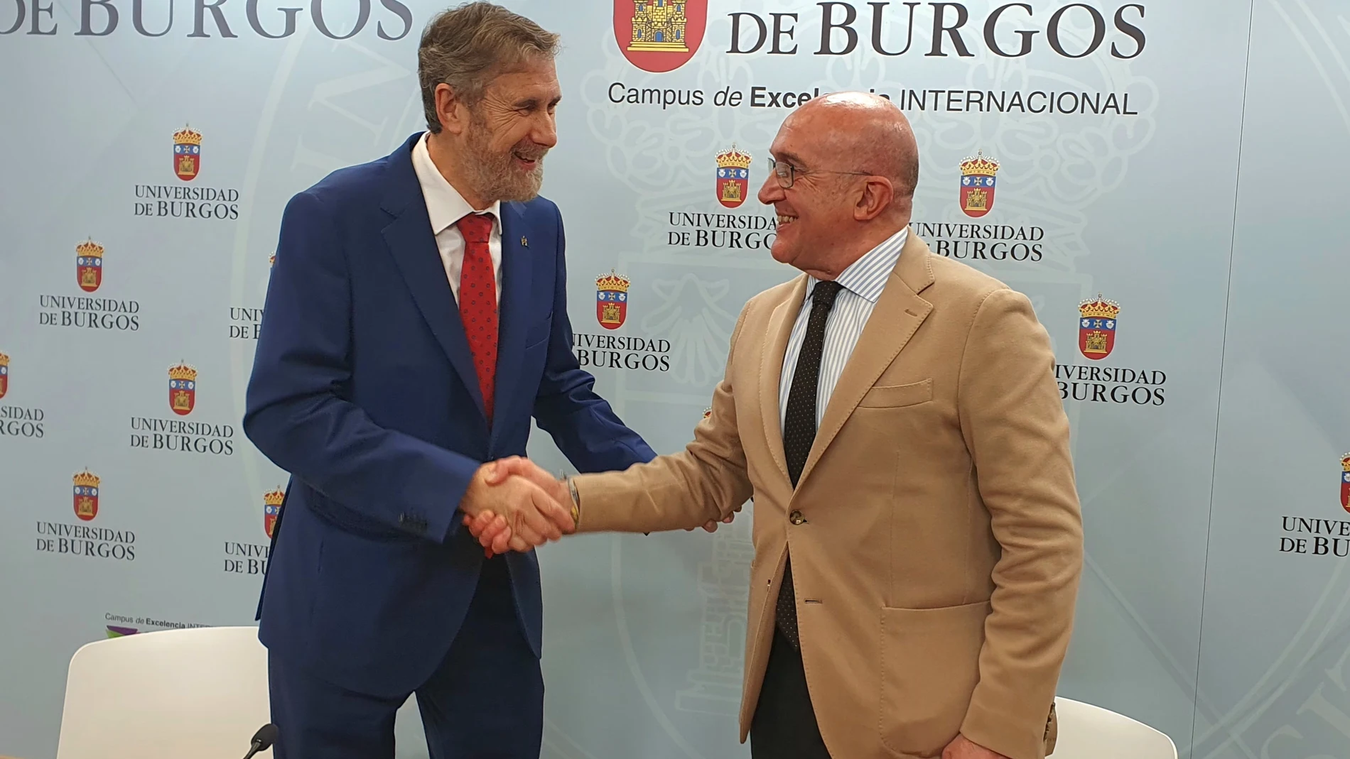 Jesús Julio Carnero con Manuel Pérez Mateos en la firma del convenio