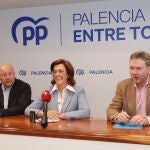 El vicesecretario autonómico de Acción Parlamentaria del PP de Castilla y León, Javier Lacalle, y la presidenta del PP de Palencia, Ángeles Armisén; y el secretario general del PP palentino, Luis Calderón (I), presentan la Interparlamentaria que el Partido Popular de Castilla y León celebrará en Palencia