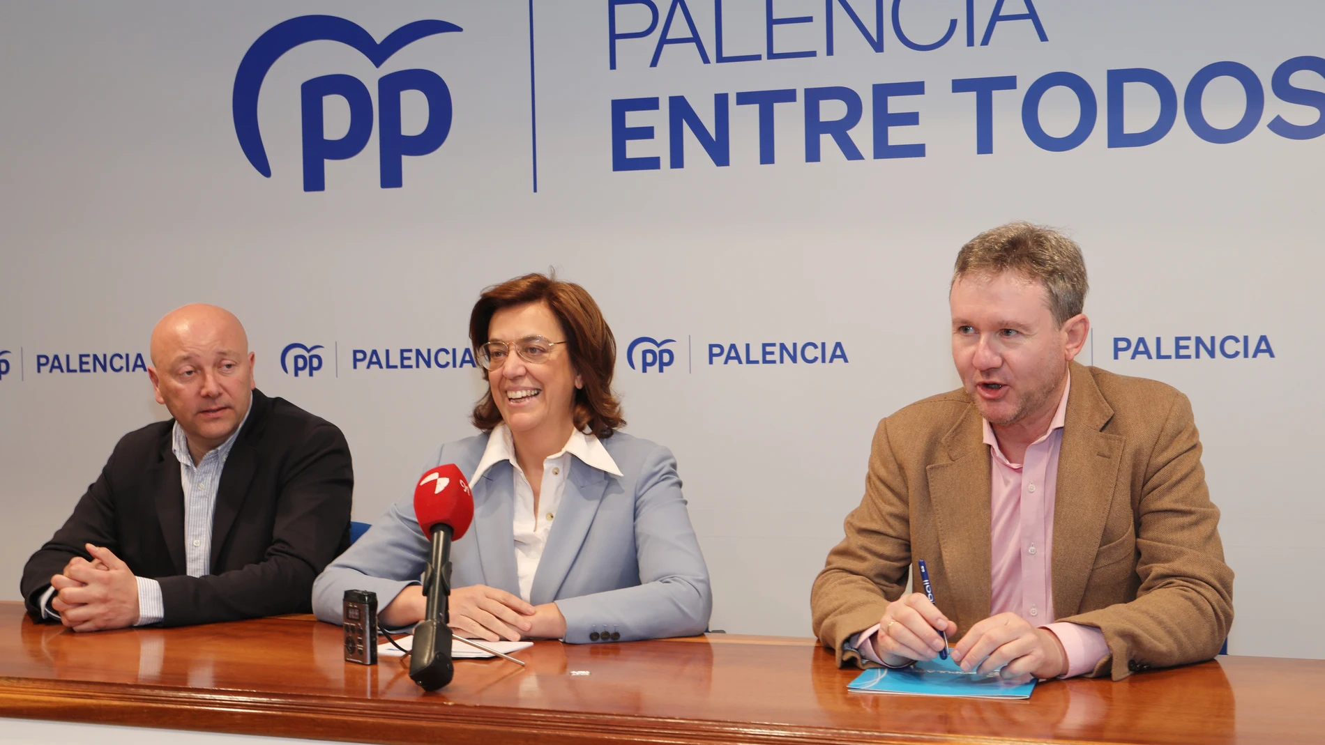 El vicesecretario autonómico de Acción Parlamentaria del PP de Castilla y León, Javier Lacalle, y la presidenta del PP de Palencia, Ángeles Armisén; y el secretario general del PP palentino, Luis Calderón (I), presentan la Interparlamentaria que el Partido Popular de Castilla y León celebrará en Palencia