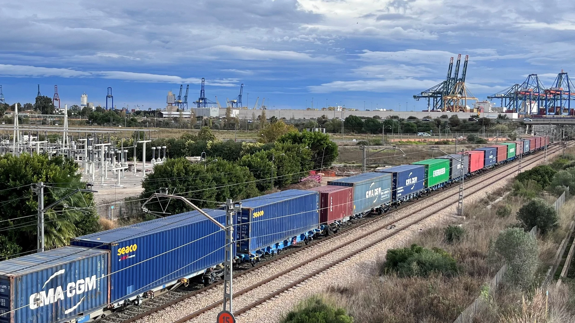 Imagen de un tren en el Puerto de Valencia 