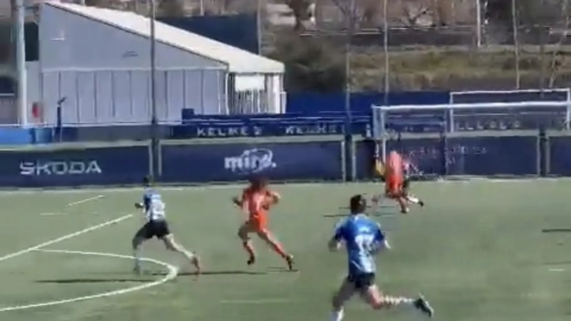 Momento en que la jugadora del Español B recibe el paso con la línier al fondo