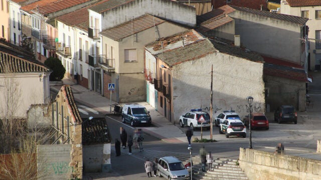  La Guardia Civil irrumpe en busca droga en el barrio del Arrabal del Puente de Ciudad Rodrigo (Salamanca)