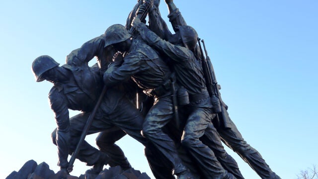 Monumento a los marines caídos en la guerra de Irak en el cementerio de Arlington