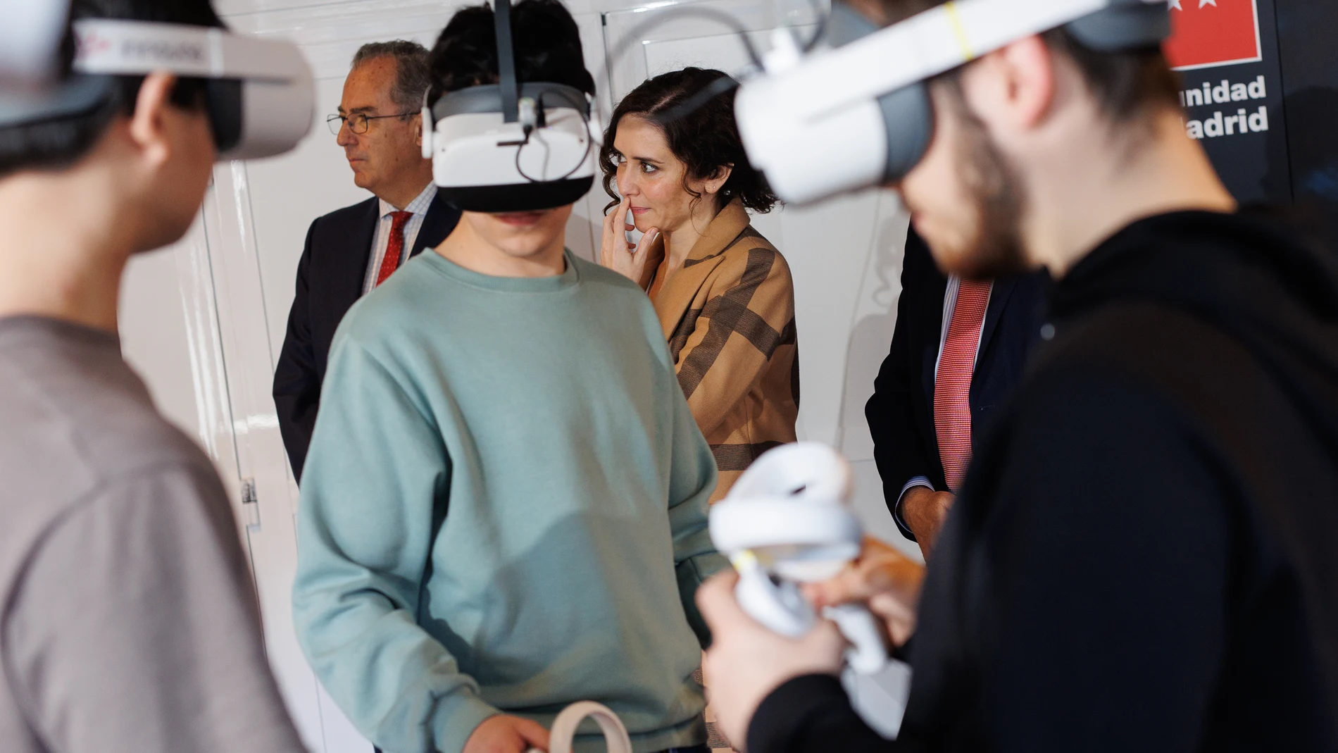 La presidenta de la Comunidad de Madrid, Isabel Díaz Ayuso, durante una visita al instituto de Formación Profesional Dual Luis Vives de Leganés, a 14 de marzo de 2023, en Leganés, Madrid (España). Ayuso ha visitado este centro educativo con motivo del décimo aniversario de la primera promoción del instituto. 14 MARZO 2023;LEGANÉS;MADRID;AYUSO;FORMACION PROFESIONAL DUAL LUIS VIVES DE LEGANÉS Alejandro Martínez Vélez / Europa Press 14/03/2023
