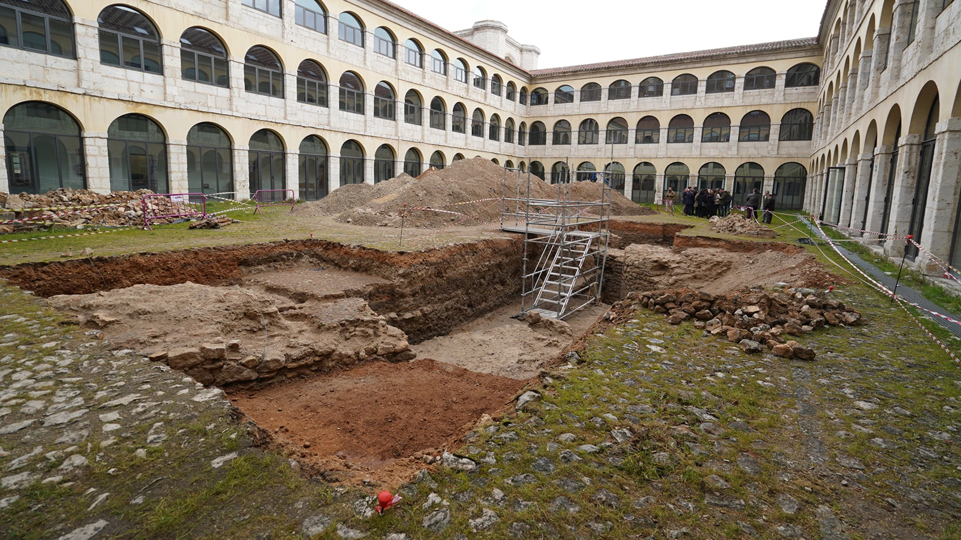 Trabajos arqueológicos en el Patio de San Benito de Valladolid