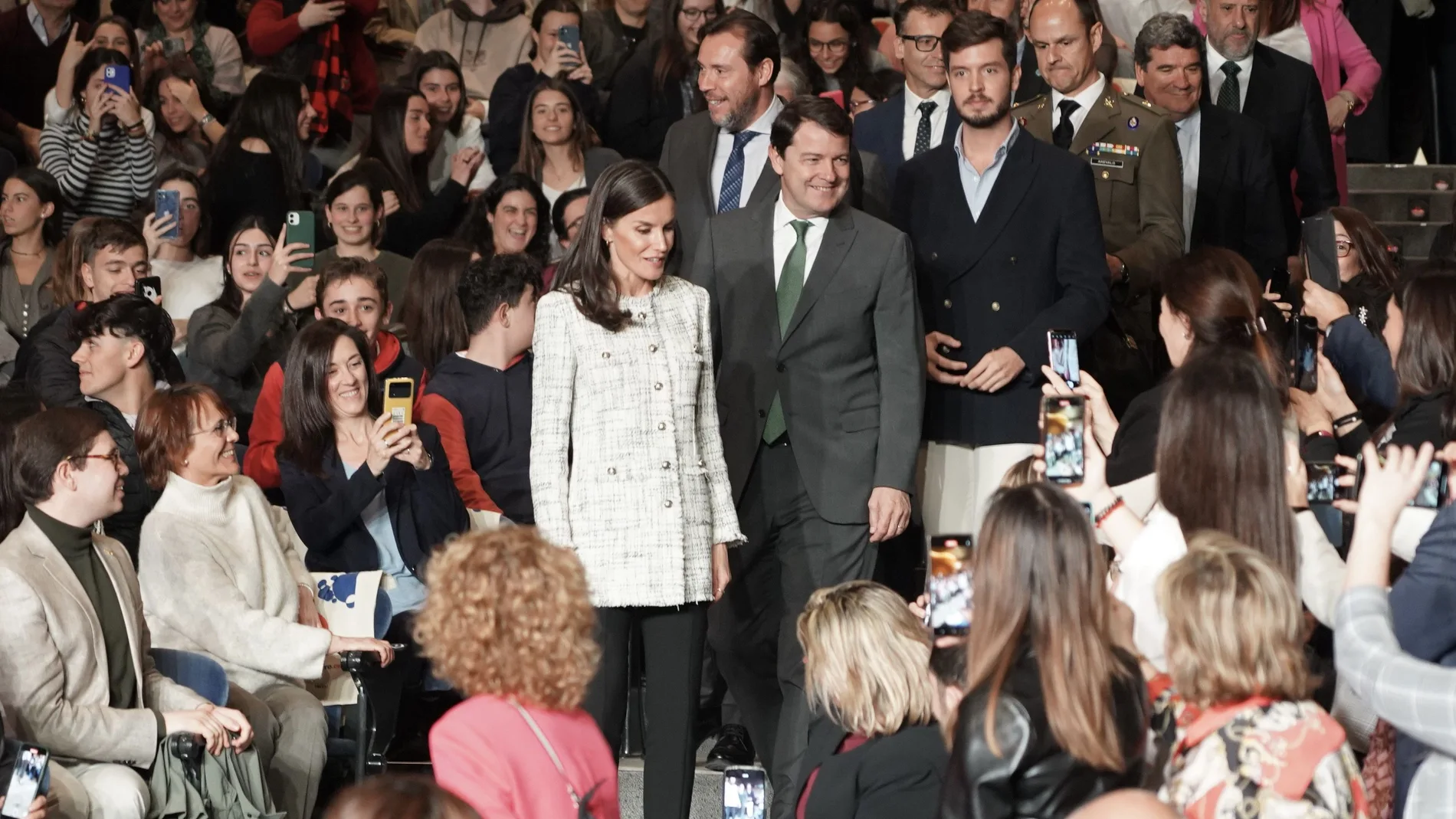 La reina Letizia, a su llegada a la segunda jornada del Tour del Talento en Valladolid, junto a Fernández Mañueco, Óscar Puente, Escrivá y Pollán, entre otras autoridades
