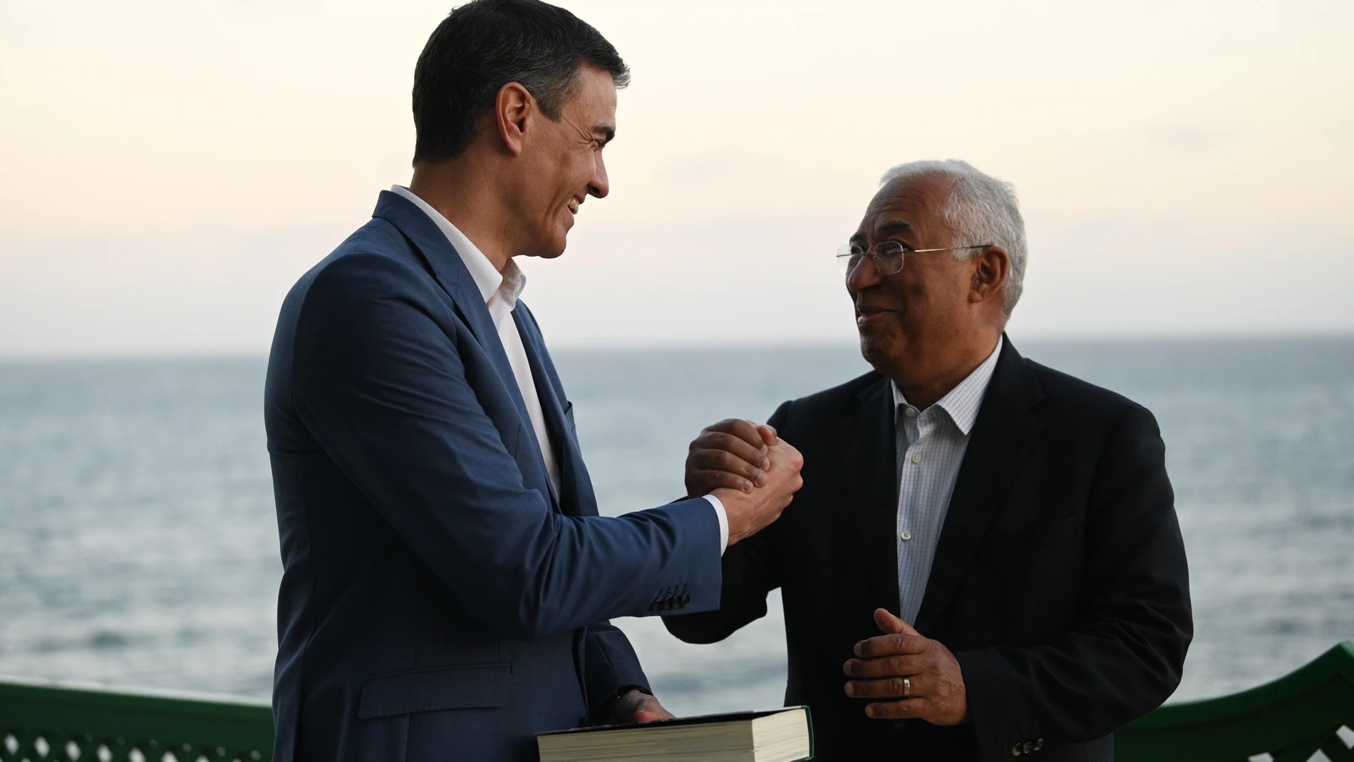 El primer ministro de Portugal, Antonio Costa (d) y el presidente del Gobierno, Pedro Sánchez POOL MONCLOA/BORJA PUIG DE LA BE 14/03/2023