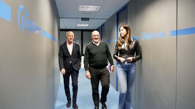 Carnero junto a Ruiz Medrano y Blanca Jiménez, portavoz de la candidatura, en la sede del PP