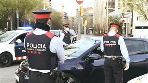 Imagen de archivo de agentes de los Mossos junto a un vehículo