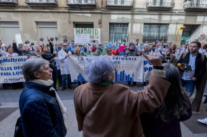 (I-D) Las portavoces de la Marea Blanca, Marisa Torres, Carmen Esbrit y Ana María Díaz, representantes de la Asociación Mareas Blancas llevan a la Consejería de Sanidad de la Comunidad de Madrid una reclamación por la falta de asignación de médicos y pediatras, en la Consejería de Sanidad,  a 15 de marzo de 2023, en Madrid, (España).