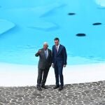 El primer ministro de la República Portuguesa, António Costa (i) y el presidente del Gobierno, Pedro Sánchez (d), a su llegada a la reunión plenaria de las delegaciones española y portuguesa, durante la celebración de la XXXIV Cumbre Hispano-Portuguesa en los Jameos del Agua, a 15 de marzo de 2023, en Lanzarote, Canarias (España).