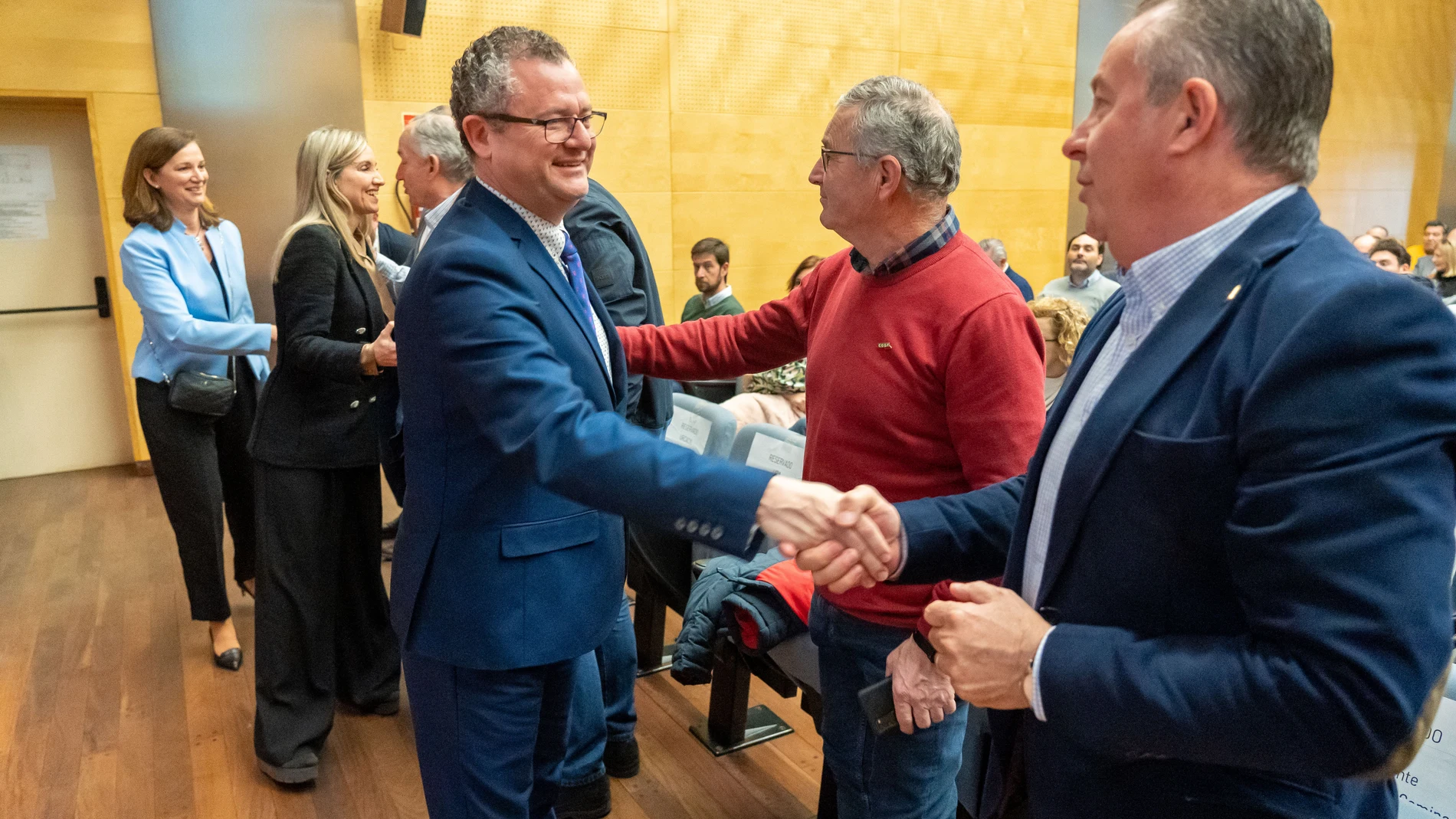 El consejero de Agricultura, Ganadería y Desarrollo Rural, Gerardo Dueñas, inaugura la 'Jornada Informativa sobre la Ley de la Cadena'. En la imagen saluda a Donaciano Dujo de ASAJA, y Lorenzo Rivera de COAG