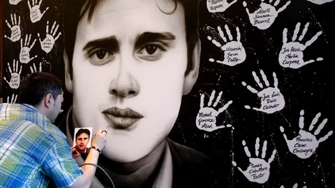 Un artista pinta el retrato del concejal del PP asesinado por ETA, Miguel Ángel Blanco, durante la segunda jornada del XII Congreso del Partido Popular en el País Vasco, en Bilbao (Vizcaya)