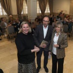 Isabel Blanco junto a Alfonso Polanco y María José de la Fuente durante un encuentro en Palencia