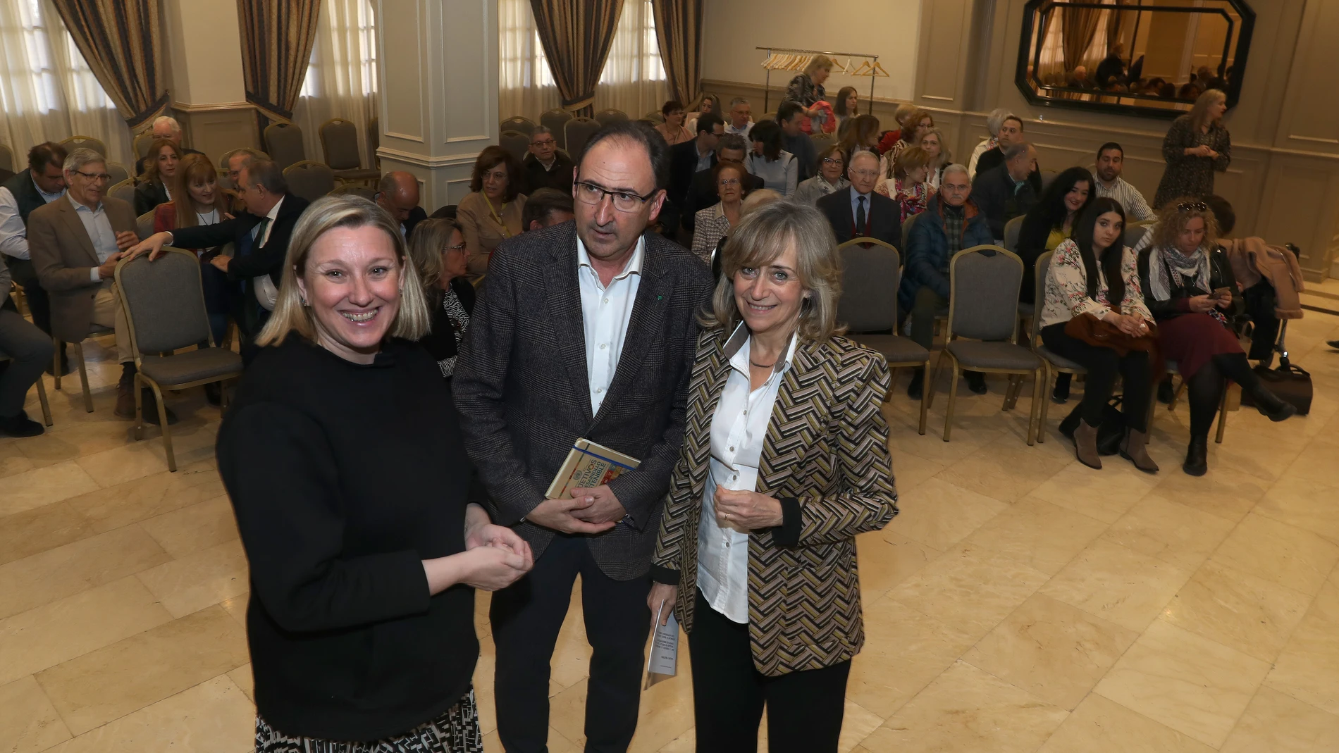 Isabel Blanco junto a Alfonso Polanco y María José de la Fuente durante un encuentro en Palencia