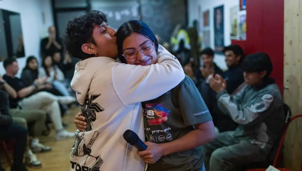Sofía Buc, guatemalteca de 25 años, abraza a su amiga Emelin de 20 años tras cantar juntas un tema de rap en la sede de la Asociación Garaje en la calle Humanes nº 3 en Vallecas.
