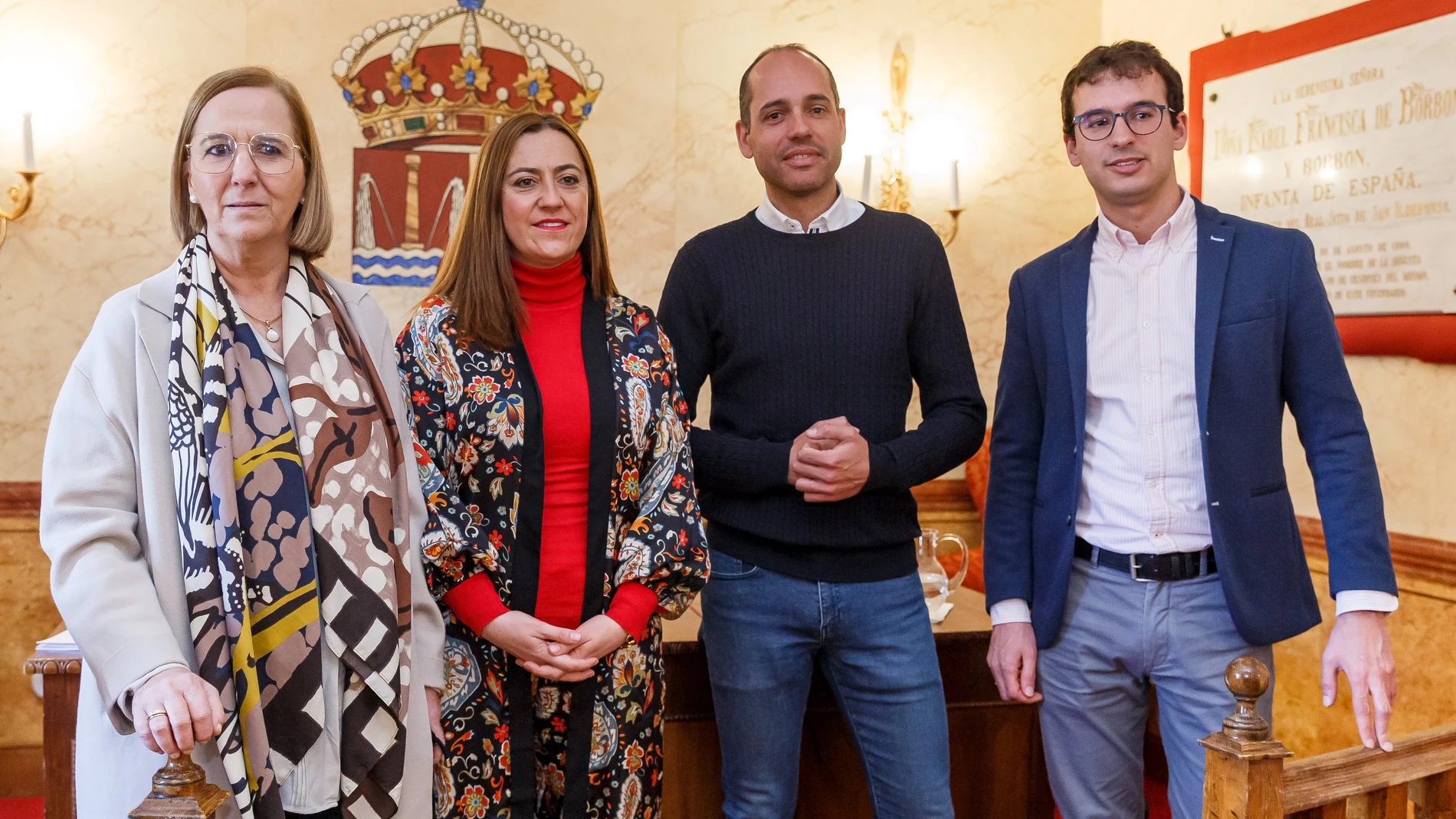 La delegada del Gobierno en Castilla y León, Virginia Barcones (2I); acompañada de la presidenta de la CHD, Mª Jesús Lafuente (I); el alcalde del Real Sitio de San Ildefonso, Samuel Alonso (2D); y el director técnico de la CHD, Alejandro Barriuso (D); presenta el proyecto de ampliación de diversos colectores, para la mejora de la red de desagüe del Real Sitio de San Ildefonso