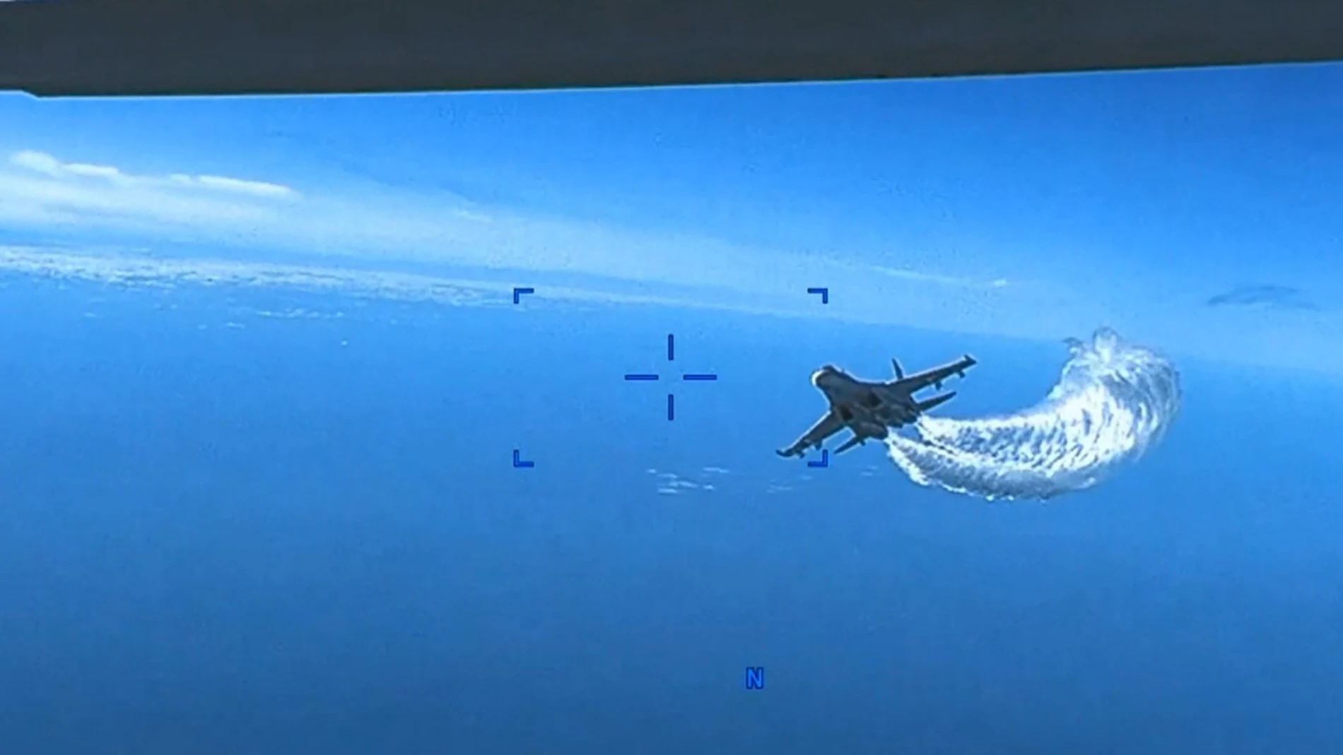 Imagen del Ejército de Estados Unidos que muestra a un caza ruso soltando combustible sobre un dron