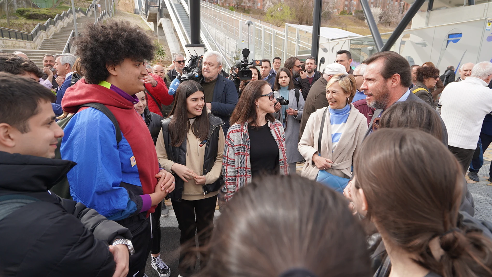El alcalde de Valladolid, Óscar Puente, conversa con un grupo de jóvenes antes de inaugurar los ascensores