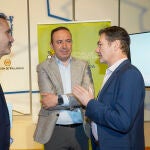 El vicepresidente de la Diputación de Valladolid, Víctor Alonso, conversa con el presidente de la DO Rueda, Carlos Yllera, y el director general de la DO,Santiago Mora