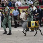  Dos legionarios pasean con la cabra de la legión durante el acto del 101 aniversario de la fundación del Tercio de la Legión de Ceuta en el Acuartelamiento García Aldave, a 20 de septiembre de 2021, en Ceuta, (España)