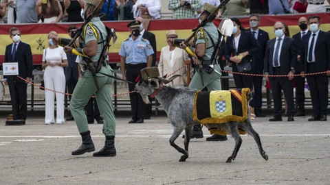 Dos legionarios pasean con la cabra de la legión durante el acto del 101 aniversario de la fundación del Tercio de la Legión de Ceuta en el Acuartelamiento García Aldave, a 20 de septiembre de 2021, en Ceuta, (España)