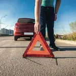 ¿En qué situaciones la ley exime a los conductores de colocar los triángulos de emergencia?