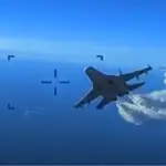 Momento en el que un caza ruso Su-27 se acerca a un dron Reaper de EEUU sobre el mar Negro