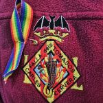 Lazos con los colores de la bandera del orgullo gay elaborados por los falleros