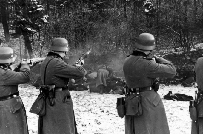  Miembros del Heer, el ejército de la Wehrmacht, ejecutan a 56 judíos cerca de Cracovia