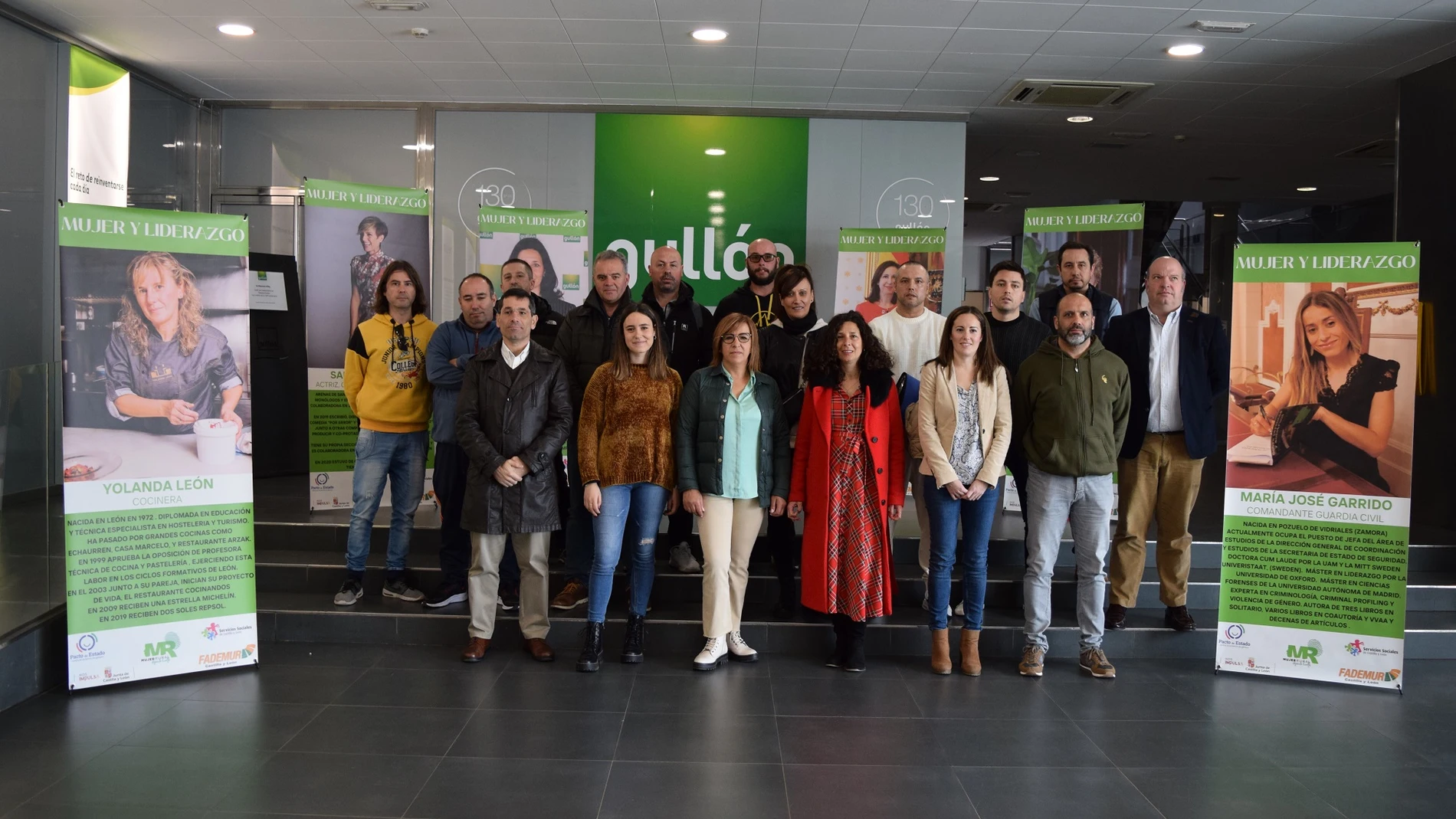 Foto de familia en la inauguración de la exposición con Loreto Fernández, presidenta de FADEMUR, y Lourdes Gullón, presidenta de Galletas Gullón, en el centro