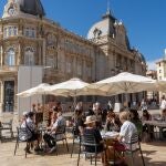 Imagen de archivo de una terraza en la ciudad portuaria frente al Palacio Consistorial