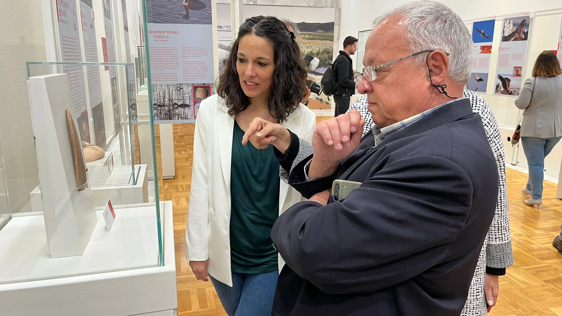 el consejero de Cultura, Turismo y Deporte, Gonzalo Santonja, inaugura la exposición temporal "Fragmentos de agua y cielo en las cerámicas de Numancia"