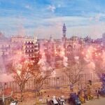 Fallas.- Pirotecnia Crespo llena de color la plaza del Ayuntamiento con su 'mascletà' relámpago: "Hoy ya hemos cumplido"