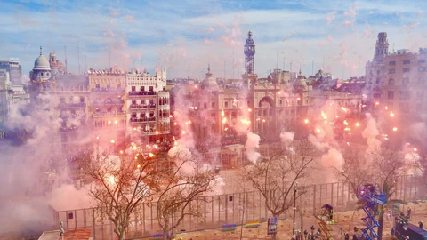 Fallas.- Pirotecnia Crespo llena de color la plaza del Ayuntamiento con su 'mascletà' relámpago: "Hoy ya hemos cumplido"