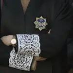 Detalle de la toga de un letrado de la Administración de Justicia 