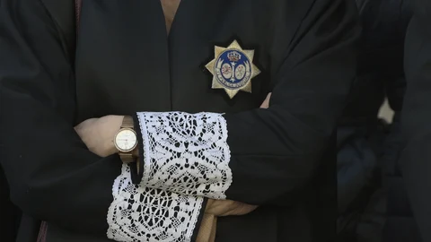 Detalle de la toga de un letrado de la Administración de Justicia