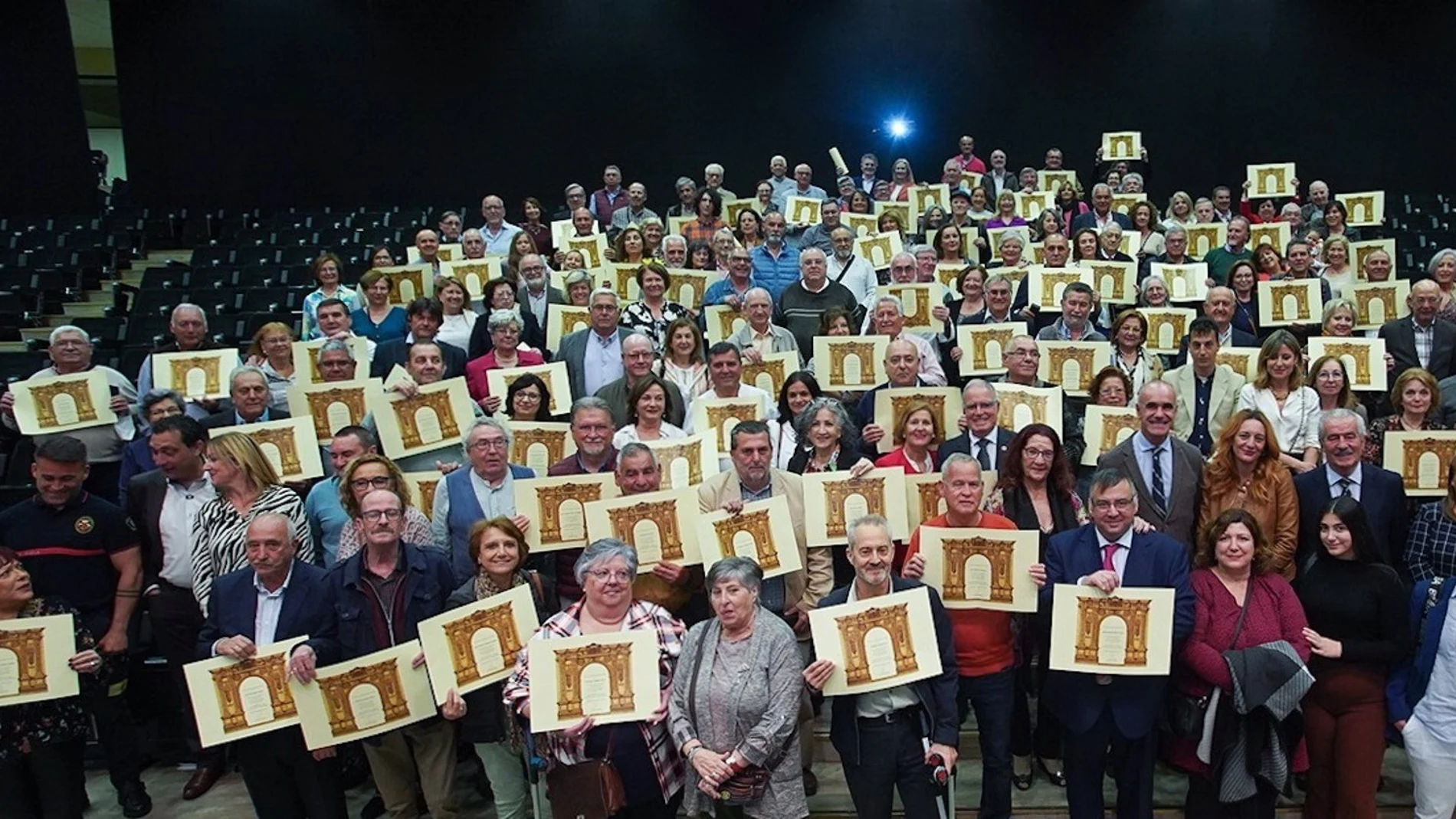 El Ayuntamiento de Sevilla homenajea a los 430 empleados municipales jubilados