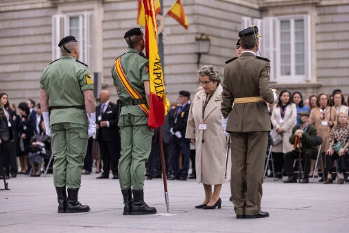 La Plaza de Oriente acoge la jura de bandera de 185 madrileños