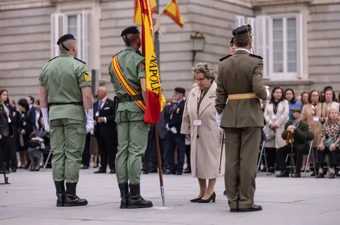 La Plaza de Oriente acoge la jura de bandera de 185 madrileños